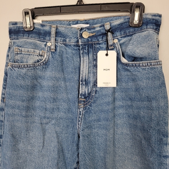 Forever 21 NWT Mom Jeans 29 Medium Wash Denim High Rise Relaxed Fit Tapered Leg - Picture 2 of 9